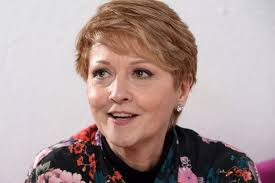 How tall is Anne Diamond?